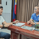 Si San Luis, Batangas Mayor Oscarlito Hernandez habang kinakapanayam ni People's Tonight/People's Taliba senior reporter Jojo Cesar Magsombol sa kanyang opisina.