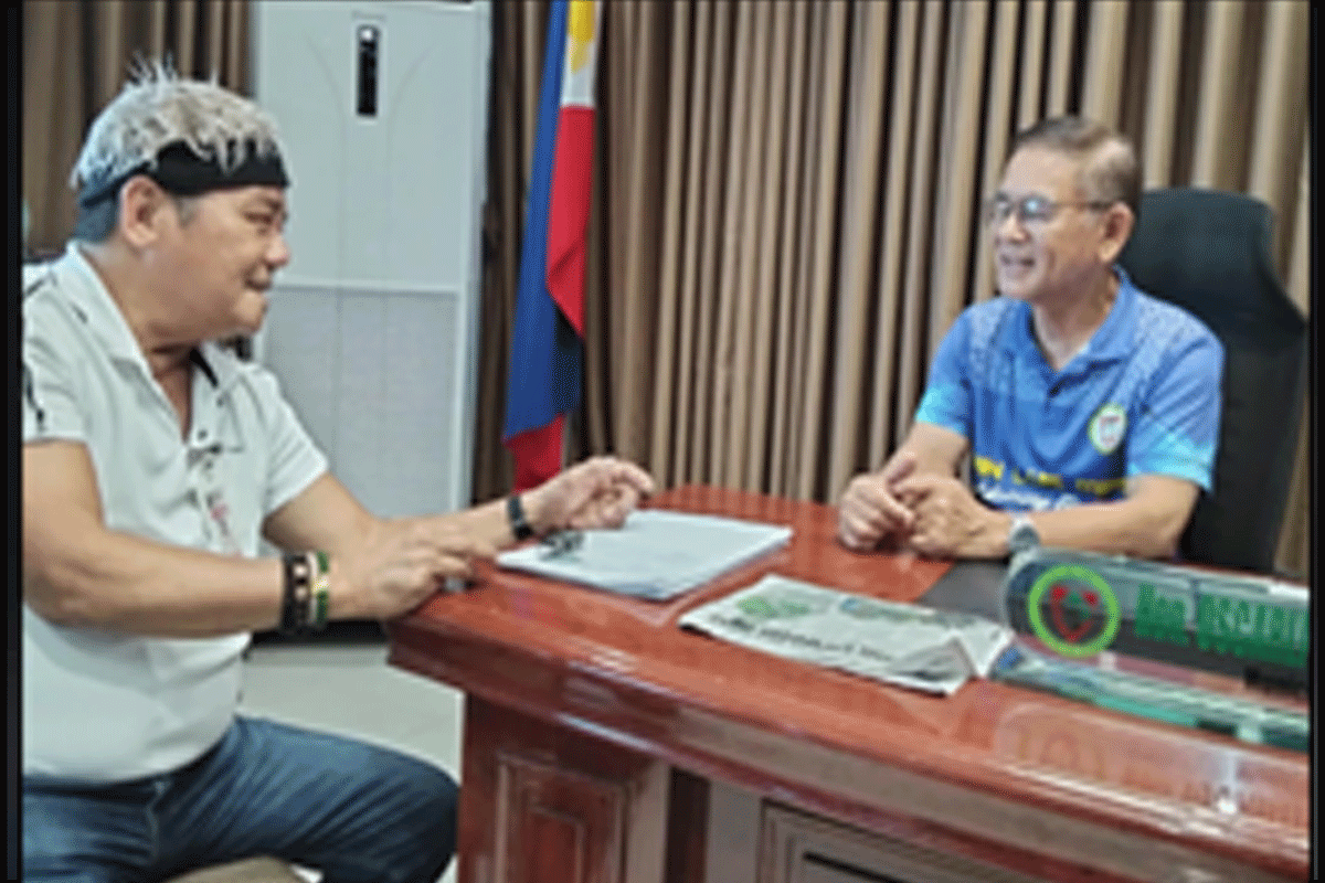 Si San Luis, Batangas Mayor Oscarlito Hernandez habang kinakapanayam ni People's Tonight/People's Taliba senior reporter Jojo Cesar Magsombol sa kanyang opisina.